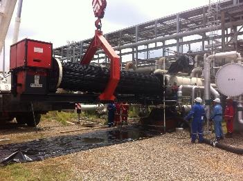 Manipulación de haz tubular con equipo especializado, rigging y coordinación de campo.